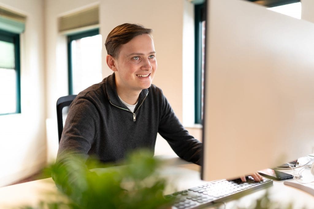 WordPress developer bezig met website doorontwikkeling bij WIM Creative Agency
